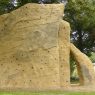 ROX Kletteranlagen aus durchgefärbtem Spritzbeton werden individuell von Künstlern mit langjähriger Berufserfahrung frei Hand gestaltet. X-Move Kletterfelsen Bouldern Sportklettern Spielplatzgestaltung