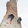 ROX Kletteranlagen aus durchgefärbtem Spritzbeton werden individuell von Künstlern mit langjähriger Berufserfahrung frei Hand gestaltet. X-Move Kletterfelsen Bouldern Sportklettern Spielplatzgestaltung