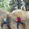 ROX Kletteranlagen aus durchgefärbtem Spritzbeton werden individuell von Künstlern mit langjähriger Berufserfahrung frei Hand gestaltet. X-Move Kletterfelsen Bouldern Sportklettern Spielplatzgestaltung